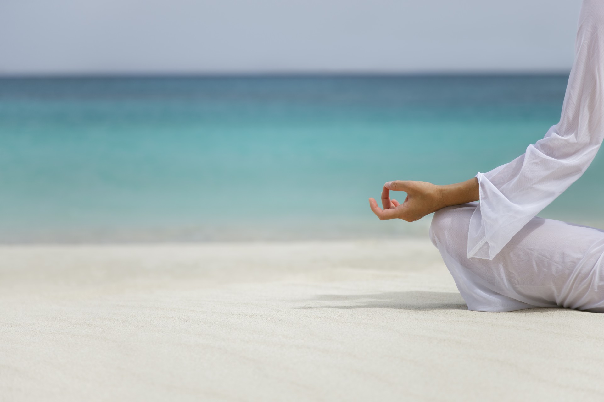 Релаксация женщин. Медитация на берегу моря. Медитация на море. Расслабление. Йога на море.