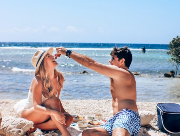 Picnic Sulle Spiagge Segrete di Aruba, una Romantica Tradizione Senza Tempo