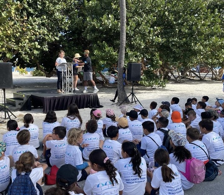 Aruba’s Prime Minister Joins Guests and Staff for Commemorative Earth Day Beach Clean-up