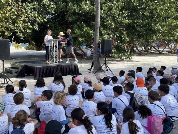 Aruba’s Prime Minister Joins Guests and Staff for Commemorative Earth Day Beach Clean-up